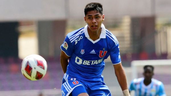 Darío Osorio jugando por la Universidad de Chile