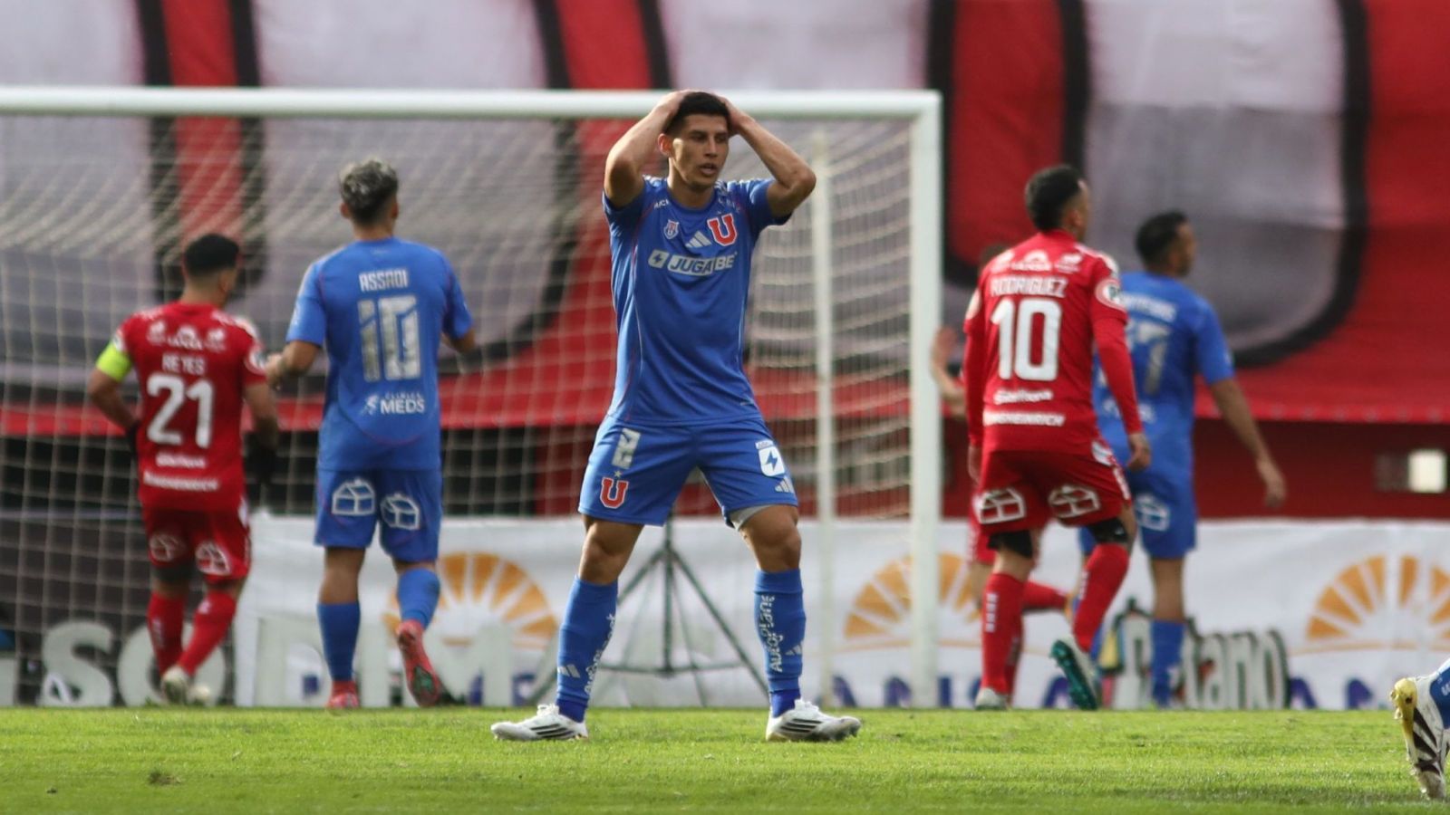 El estado de la cancha en Chillán causó polémica en el duelo entre Ñublense y la U