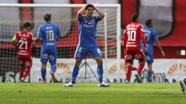 El estado de la cancha en Chillán causó polémica en el duelo entre Ñublense y la U