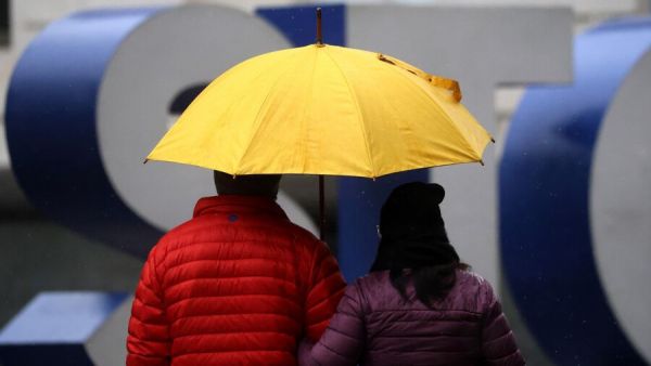 Personas bajo un paraguas. Lluvias y precipitaciones.