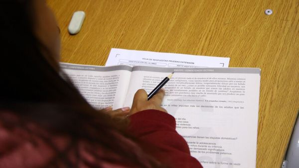 Estudiante rindiendo la PAES. Inscripción PAES 2025.