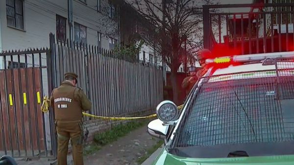 Carabineros afuera de la vivienda donde ocurrió el ataque.
