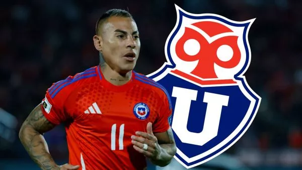 Eduardo Vargas con el escudo de la Universidad de Chile