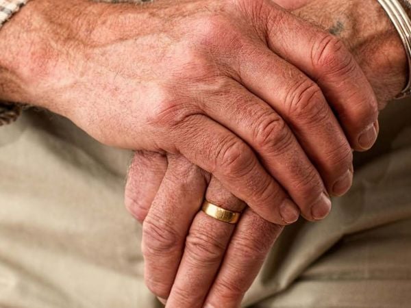 Manos adulto mayor de 55 años.