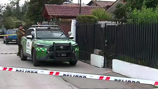 Patrulla de Carabineros en las afuera de una casa.