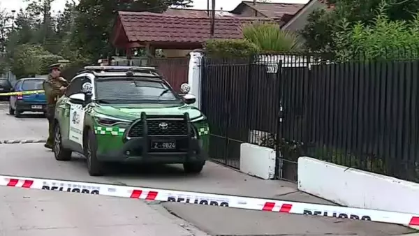 Patrulla de Carabineros en las afuera de una casa.