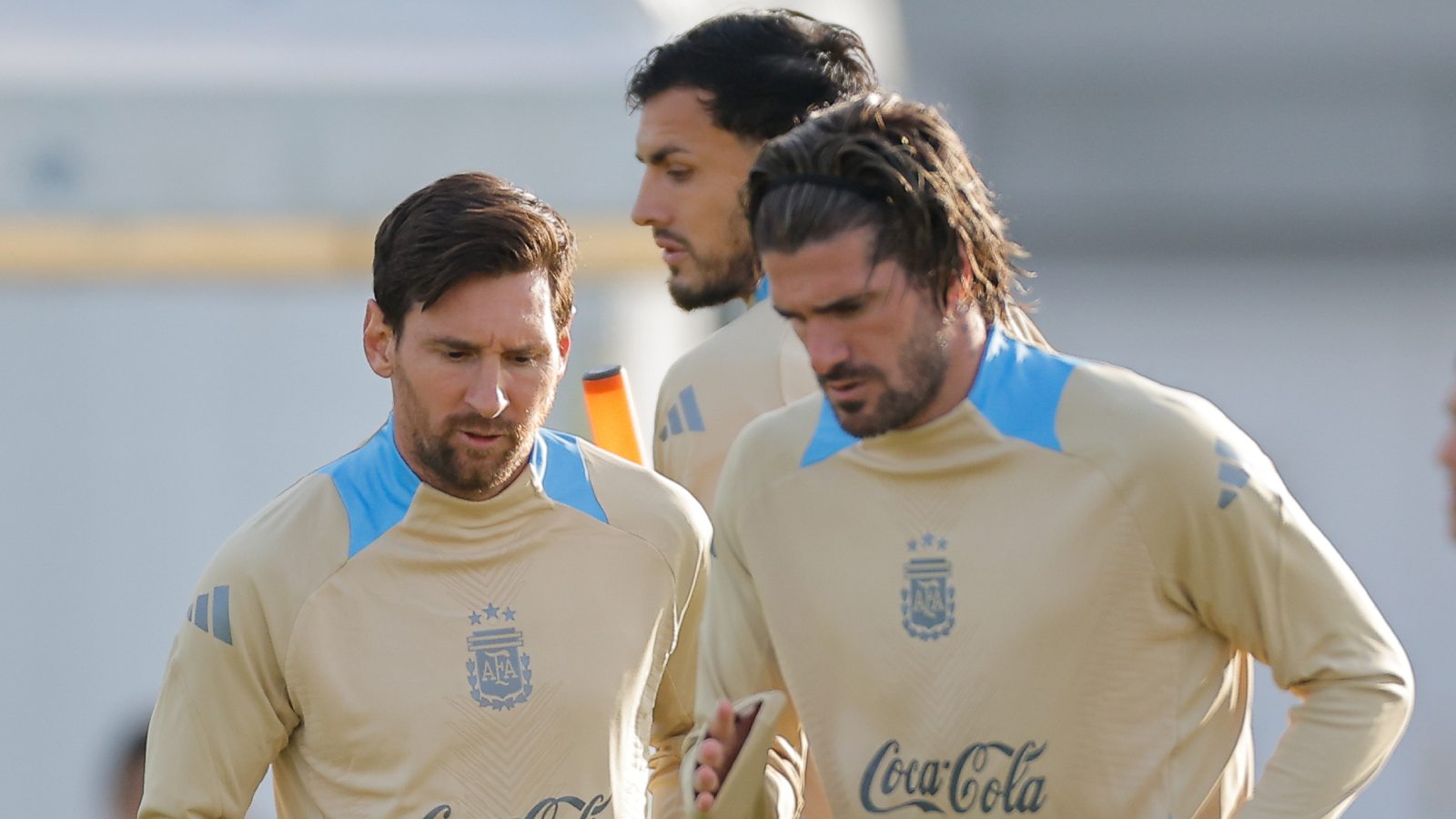 Lionel Messi con Rodrigo De Paul