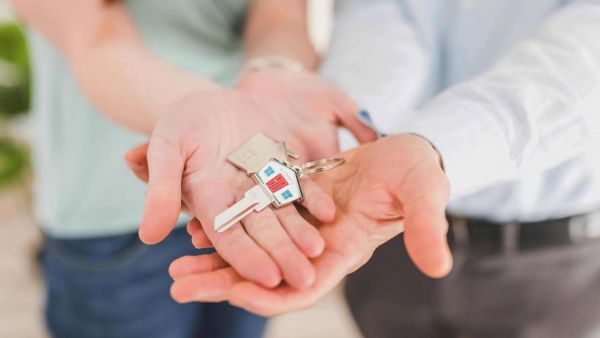 Manos recibiendo llaves.