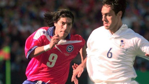 Iván Zamorano jugando por la Selección Chilena en el Mundial de Francia 1998
