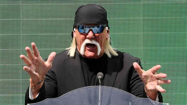 Hulk Hogan dando una conferencia de prensa
