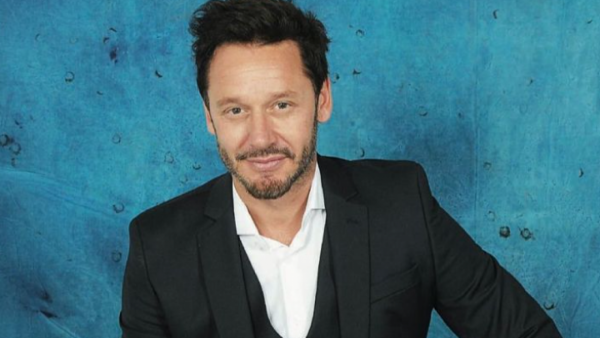 Foto medio cuerpo Benjamín Vicuña con camisa blanca y chaqueta negra