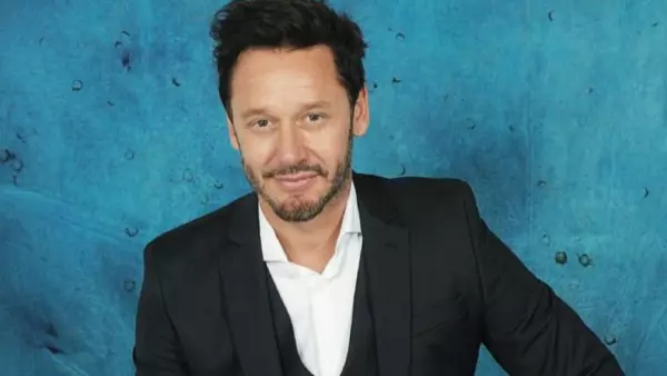 Foto medio cuerpo Benjamín Vicuña con camisa blanca y chaqueta negra