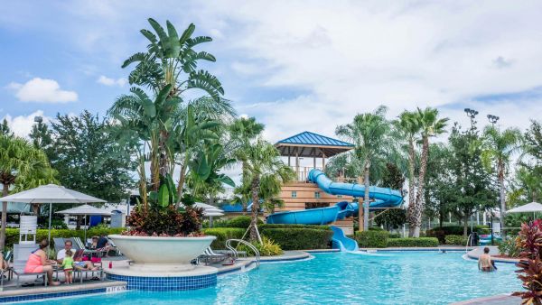 Imagen referencial de un tobogán azul en medio de una piscina