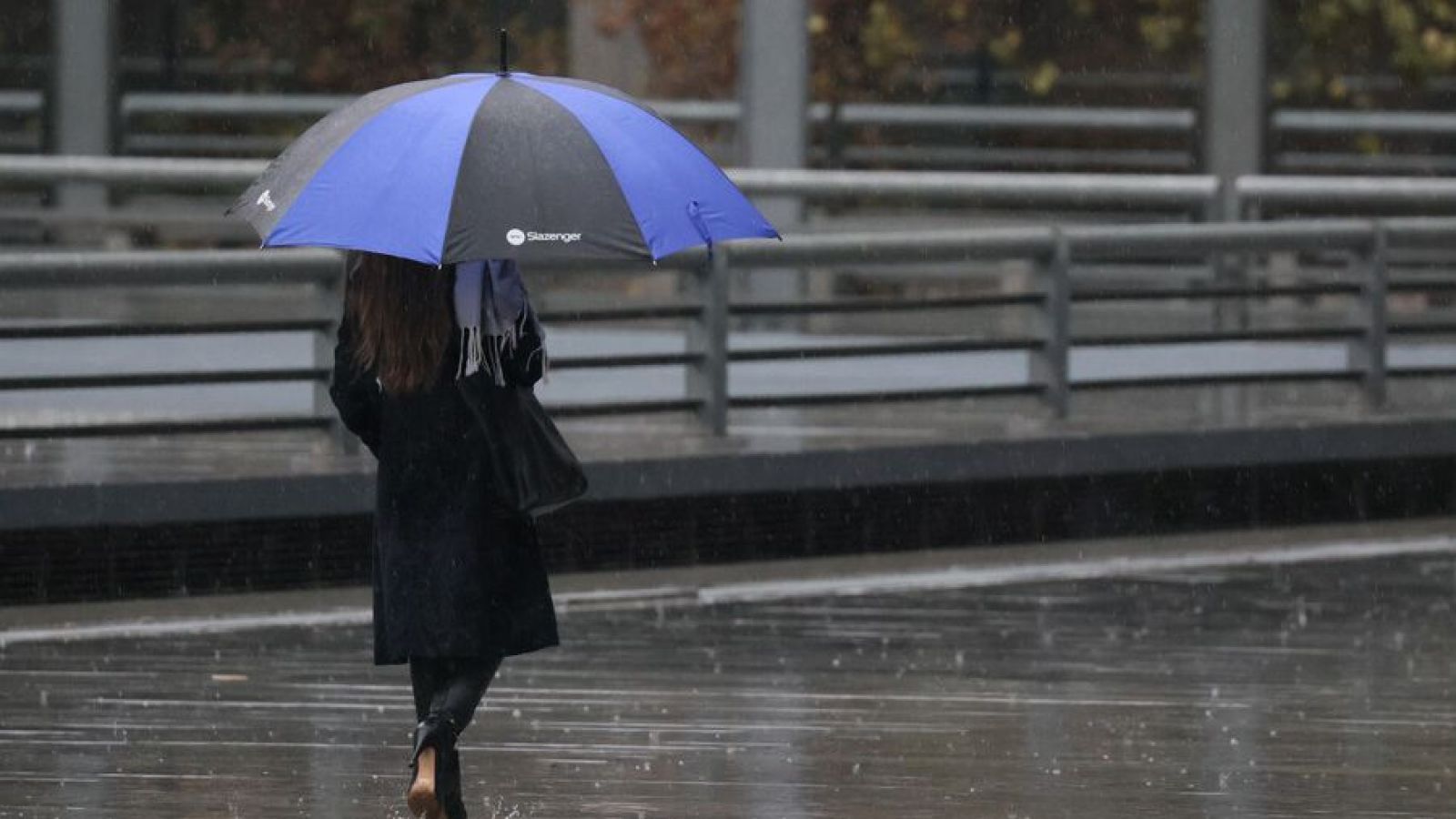Persona bajo la lluvia en Santiago