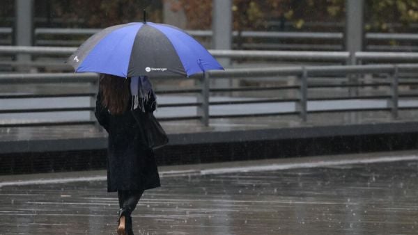 Persona bajo la lluvia en Santiago