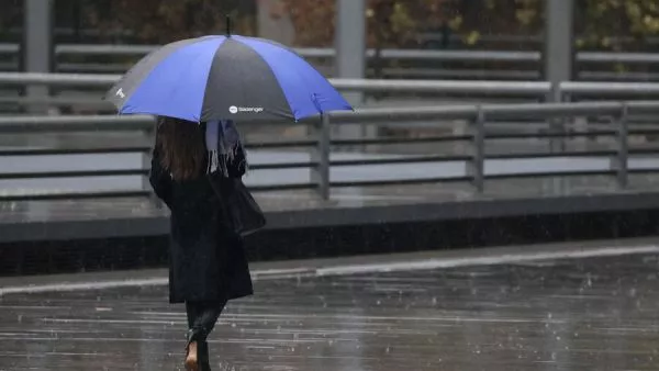 Persona bajo la lluvia en Santiago