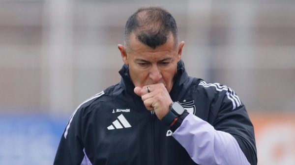 Jorge Almirón dirigiendo un partido de Colo Colo