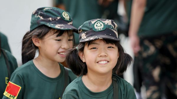 Dos niñas chinas sonriendo.