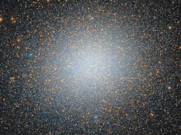 Telescopio observando Omega Centauri, cúmulo estelar masivo en la Vía Láctea estudiado por científicos chilenos.