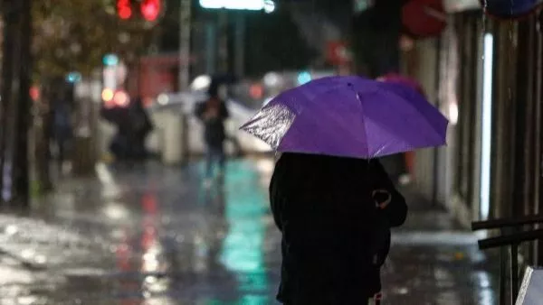 Persona con paraguas en la lluvia