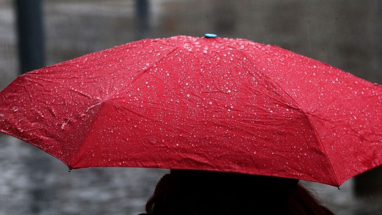 Persona bajo la lluvia con paraguas