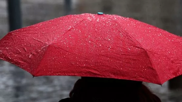 Persona bajo la lluvia con paraguas