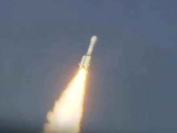 Lanzamiento del satélite NISAR desde India, parte de la misión conjunta entre NASA e ISRO para monitorear la superficie terrestre.