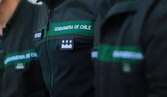 Funcionarios con uniforme de Gendarmería.