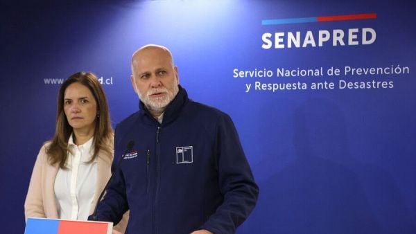Álvaro Elizalde y la directora de Senapred