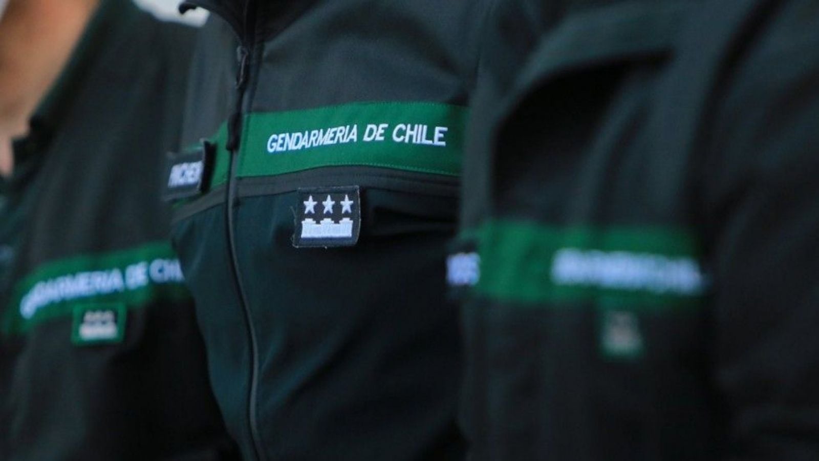 Funcionarios con uniforme de Gendarmería.