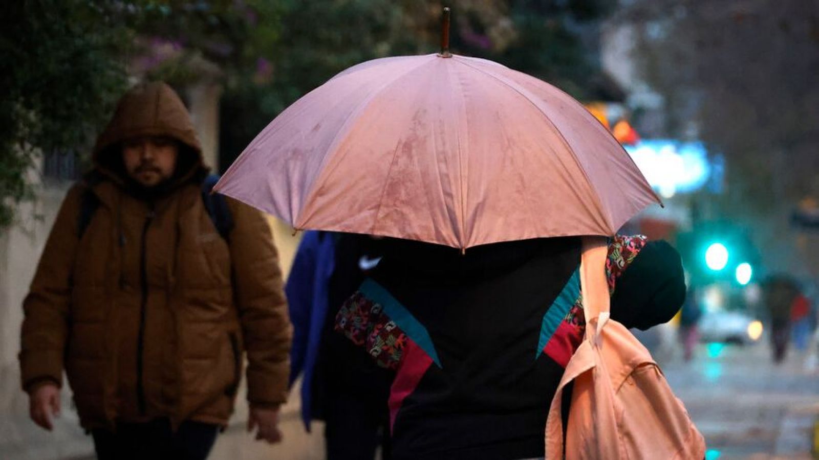 Persona con un paraguas bajo la lluvia