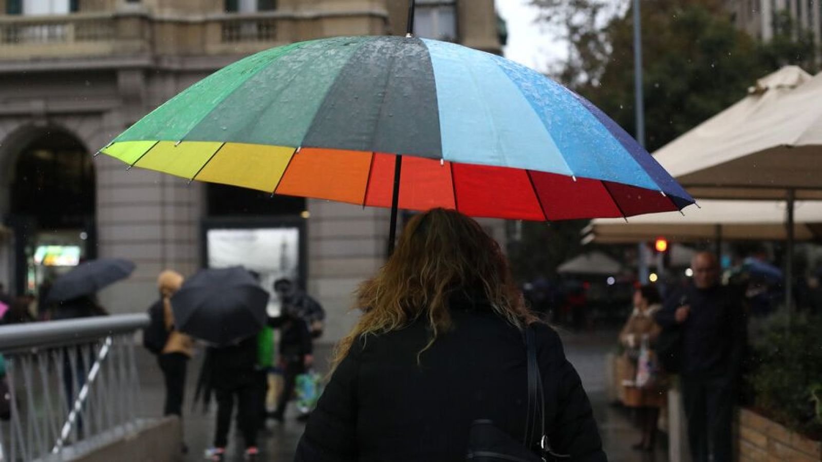 Persona con paraguas. Lluvia en Santiago.
