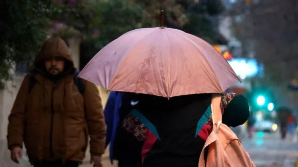 Persona con un paraguas bajo la lluvia