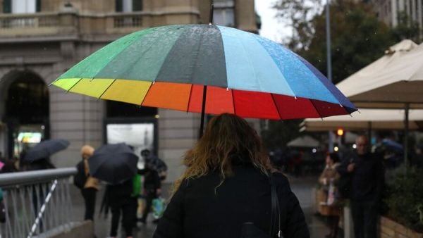 Persona con paraguas. Lluvia en Santiago.