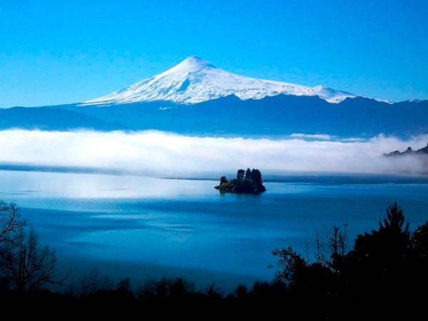 Lago Calaufquén, ubicado en el sur de Chile, entre la región de la Araucanía y la isla de Chiloé.