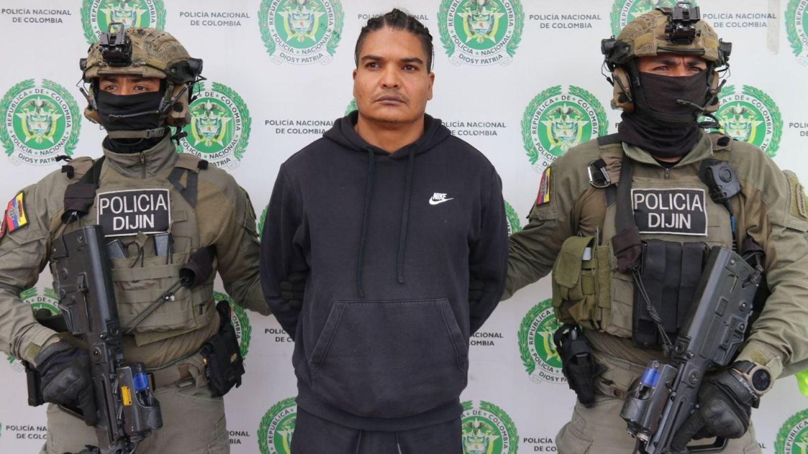 'Larry Changa' junto a la policía de Colombia.