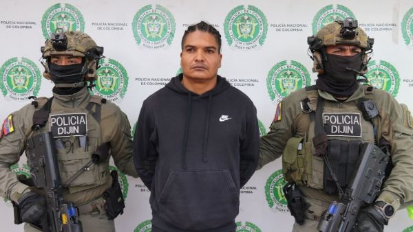 'Larry Changa' junto a la policía de Colombia.