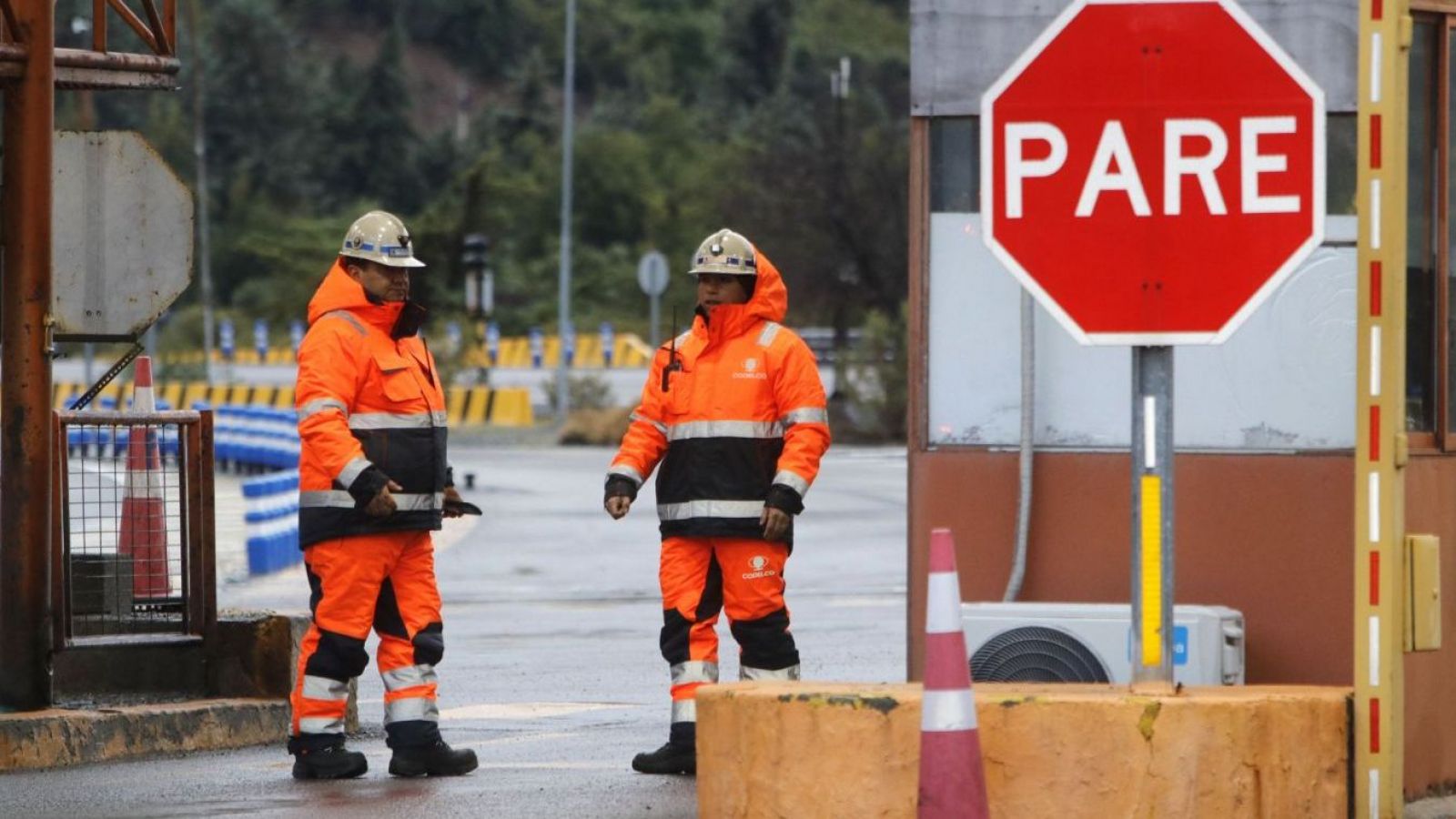 Trabajadores en peaje