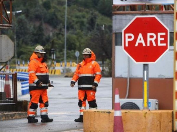 Trabajadores en peaje