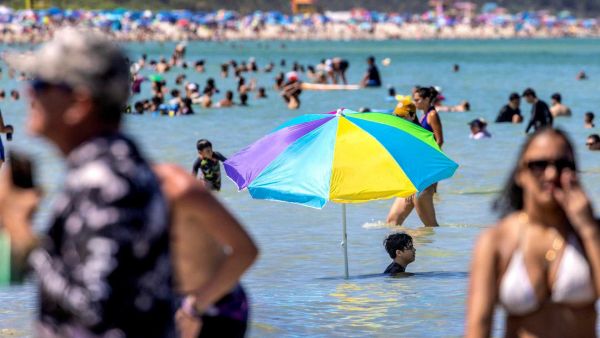 Personas en la playa de Estados Unidos.
