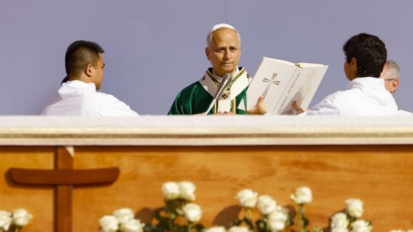 Papa León XVI dando un discurso.