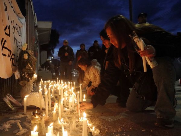 Velaton en frotis Codelco El Teniente tras las noticia de que fueron encontrados todos los mineros desaparecidos.