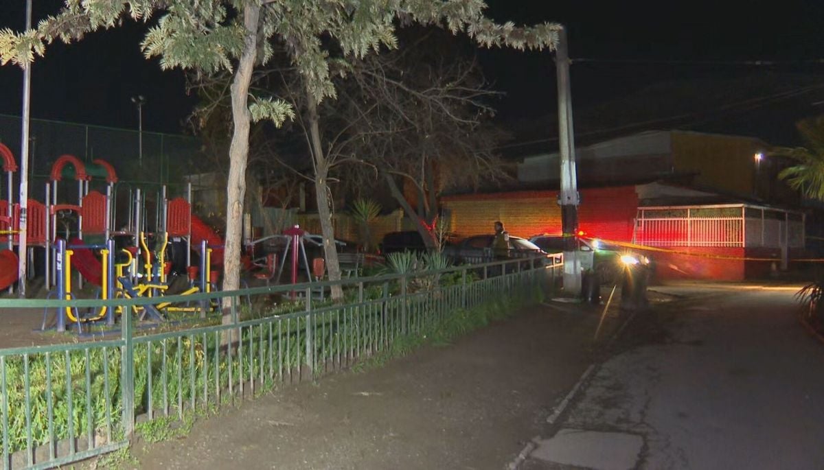 Hombre fue asesinado con un disparo en la cabeza mientras estaba en una plaza de Puente Alto