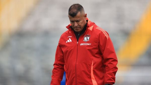 Jorge Almirón dirigiendo un partido de Colo Colo