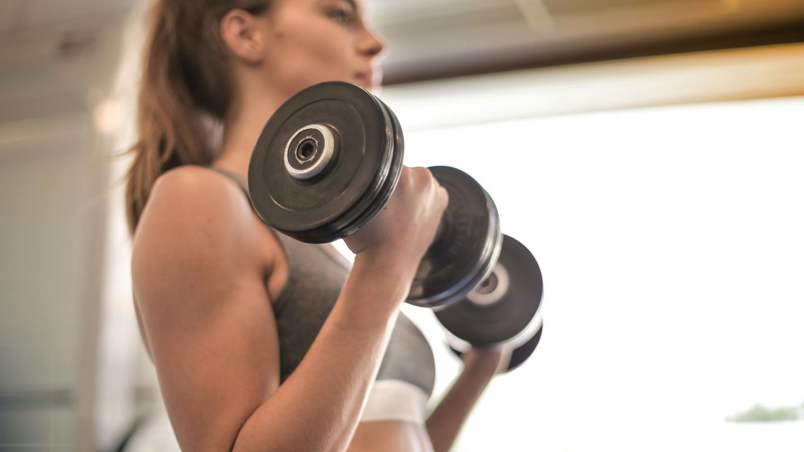 Mujer entrenando fuerza, foto referencial