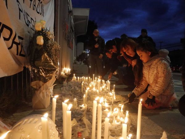 Velaton en frotis Codelco El Teniente tras las noticia de que fueron encontrados todos los mineros desaparecidos.