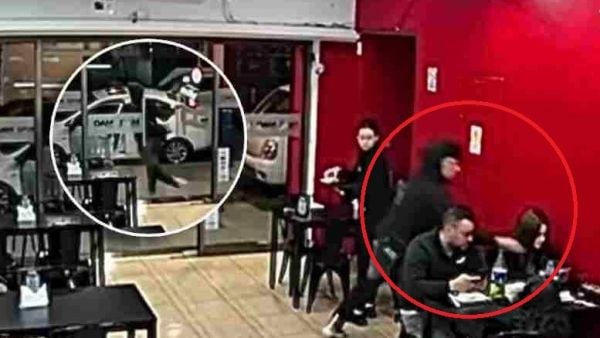 Delincuente robando celular en local de sushi