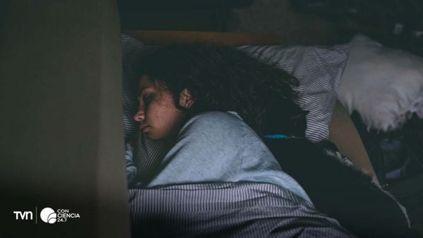 Mujer con sueño regular.