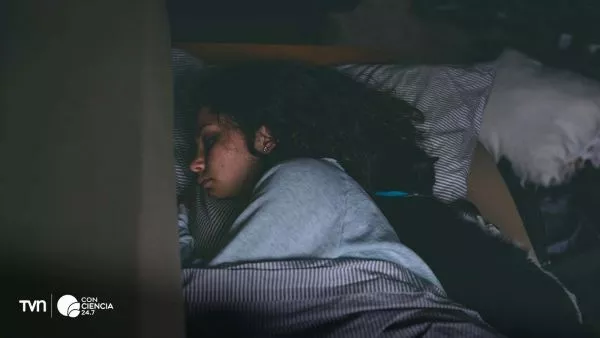 Mujer con sueño regular.
