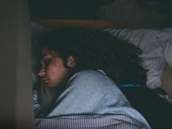 Mujer con sueño regular.